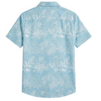 Camisa masculina Vinser Guarujá azul-clara, vista traseira, com manga curta e estampa sutil de folhagens tropicais. Tecido leve, macio e respirável, com acabamento premium para um visual elegante e casual.