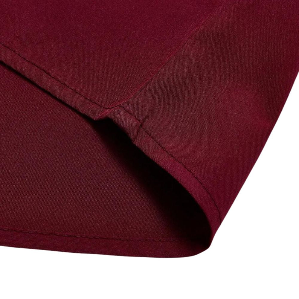 Detalhe do tecido da Camisa Vinser Jericoacoara na cor vinho, destacando a textura suave, as costuras reforçadas e o acabamento refinado em tecido leve e respirável, evidenciando a qualidade premium da peça.