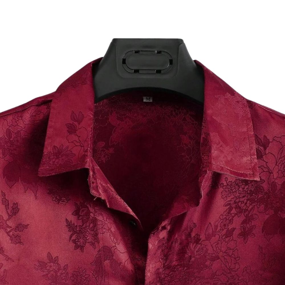 Detalhe da gola da camisa masculina Vinser Petrópolis em tom vinho, com estampa floral discreta e acabamento elegante.