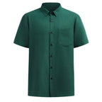 Vista frontal da Camisa Vinser Jade em verde-esmeralda, manga curta, gola tradicional, bolso frontal e caimento leve, confeccionada em tecido confortável, ideal para um visual elegante, versátil e sofisticado.