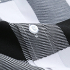 Detalhe da Camisa Vinser Alagoas com estampa xadrez preta e branca e botão