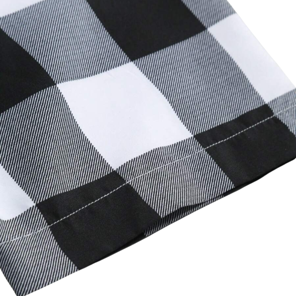 Detalhe da estampa xadrez preta e branca da Camisa Vinser Alagoas
