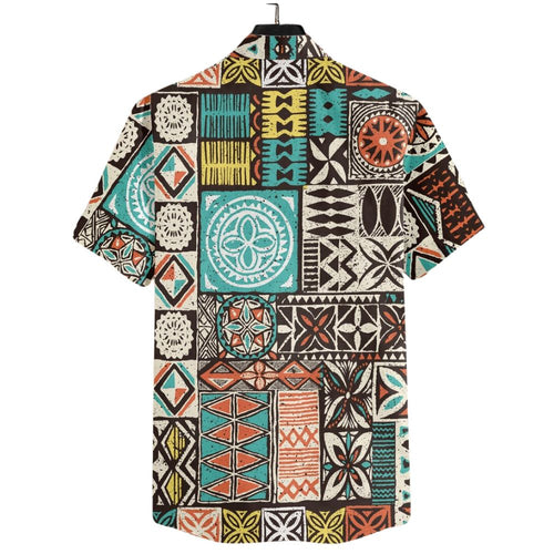 Vista traseira da Camisa Vinser Algarve com estampa geométrica em estilo mosaico nas cores turquesa, terracota, bege, preto e branco, modelagem de manga curta, gola tradicional e caimento leve, evidenciando o acabamento e o design sofisticado.