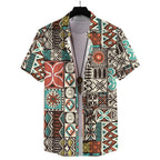 Vista frontal da Camisa Vinser Algarve com estampa geométrica em estilo mosaico nas cores turquesa, terracota, bege, preto e branco, modelagem de manga curta, gola tradicional e caimento leve para um visual casual sofisticado.