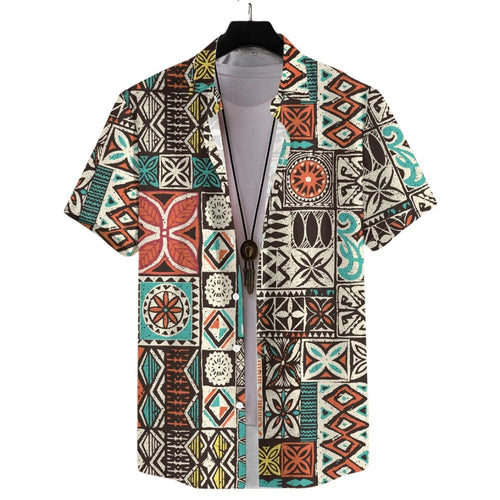Vista frontal da Camisa Vinser Algarve com estampa geométrica em estilo mosaico nas cores turquesa, terracota, bege, preto e branco, modelagem de manga curta, gola tradicional e caimento leve para um visual casual sofisticado.