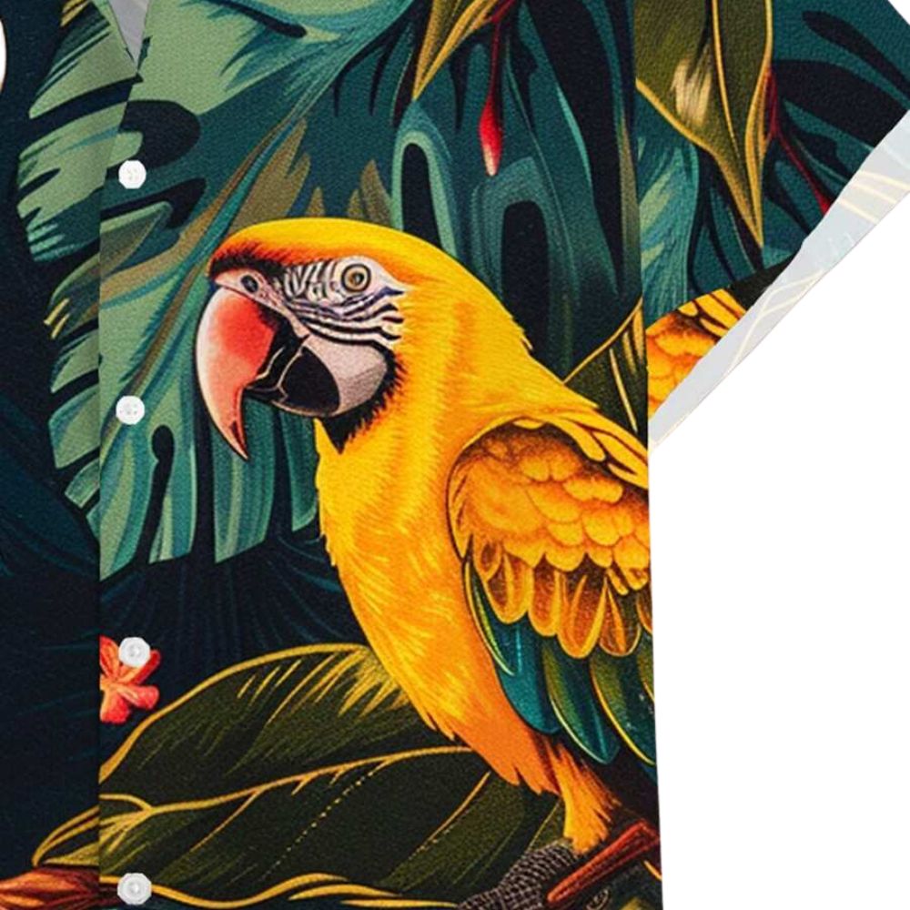 Detalhe da camisa masculina Vinser Alter do Chão com arara amarela, folhagens tropicais e flores.
