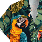Detalhe da camisa masculina Vinser Alter do Chão com arara tropical, folhagens e acabamento estampado.