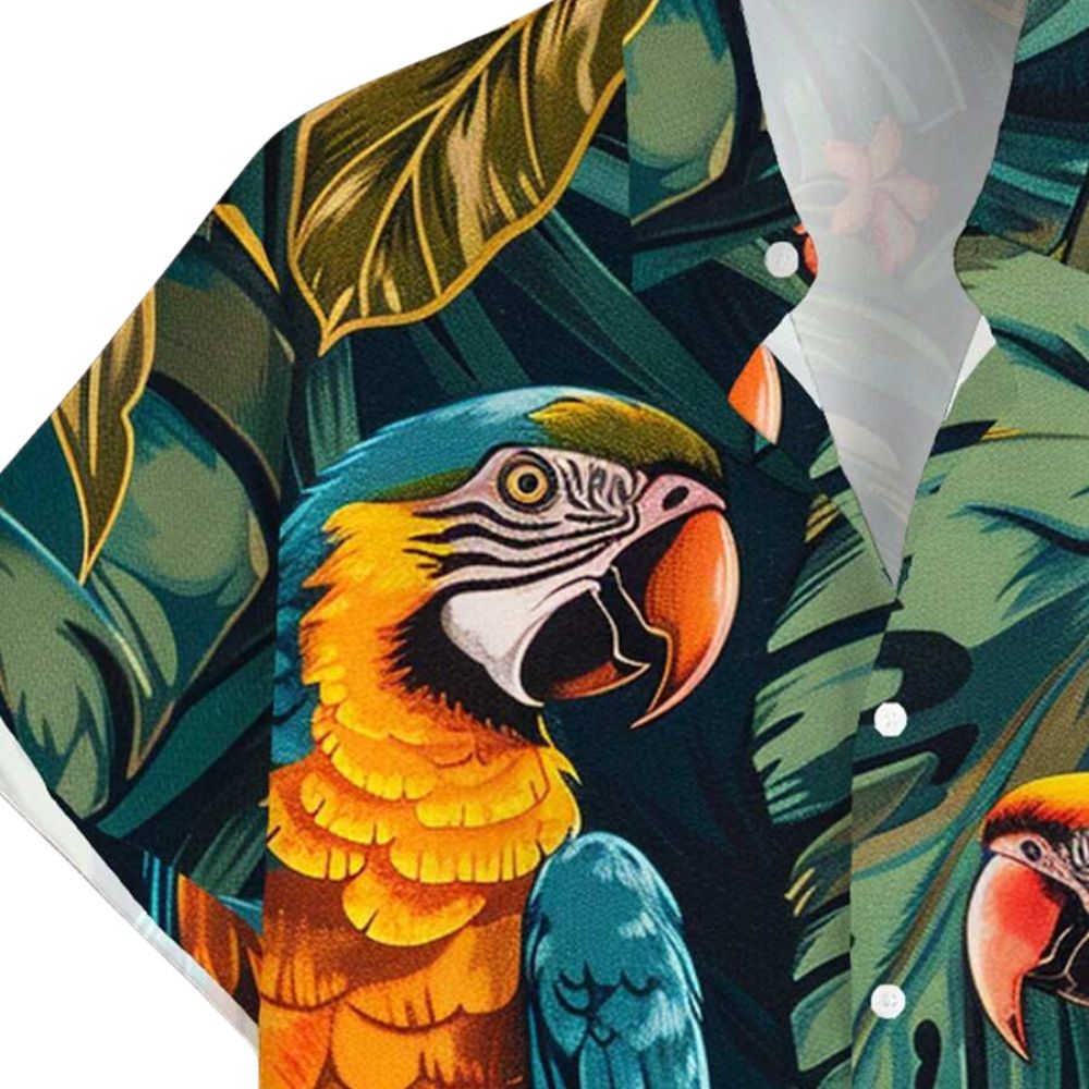 Detalhe da camisa masculina Vinser Alter do Chão com arara tropical, folhagens e acabamento estampado.