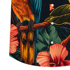 Detalhe da camisa masculina Vinser Alter do Chão com estampa tropical de arara, folhagens e flores.