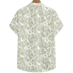Vista traseira da Camisa Vinser Alvorada, com estampa tropical em folhas e flores brancas sobre fundo verde-sálvia, manga curta, tecido leve e acabamento premium.