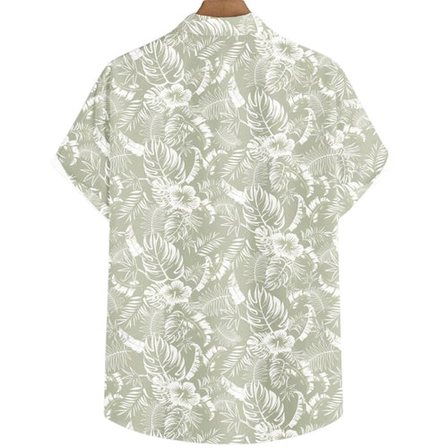Vista traseira da Camisa Vinser Alvorada, com estampa tropical em folhas e flores brancas sobre fundo verde-sálvia, manga curta, tecido leve e acabamento premium.
