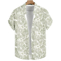 Vista frontal da Camisa Vinser Alvorada, com estampa tropical em folhas e flores brancas sobre fundo verde-sálvia, manga curta, tecido leve e acabamento premium.