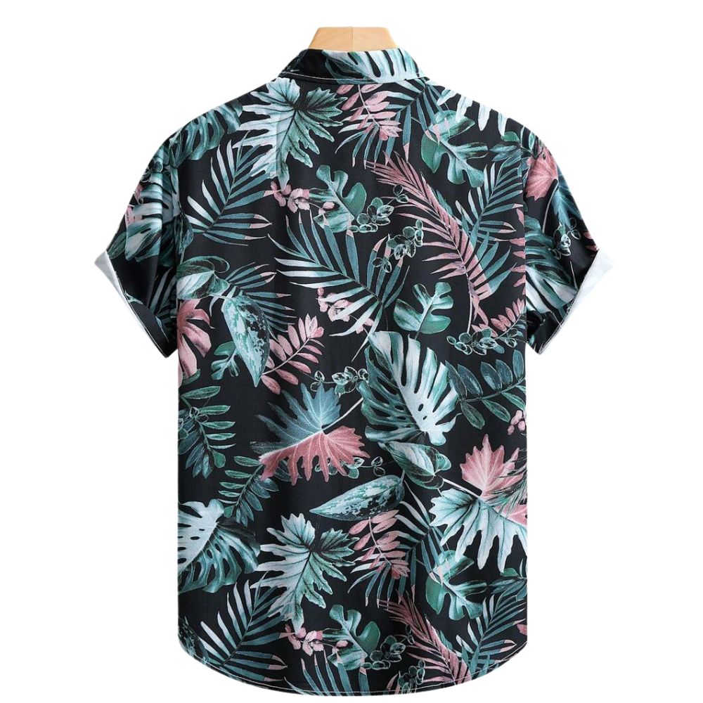 Vista traseira da Camisa Vinser Amazônica, com estampa tropical de folhas em tons de verde, azul e rosa sobre fundo preto, modelagem de manga curta e caimento leve.
