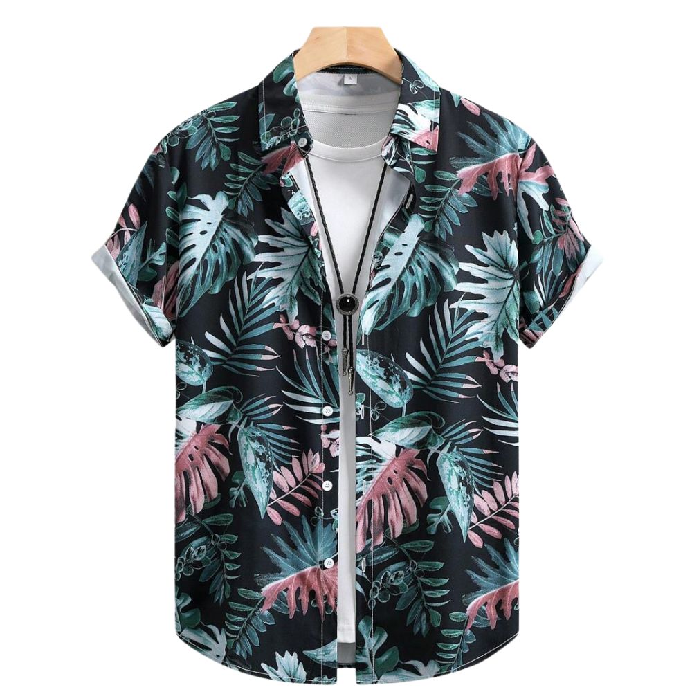 Vista frontal da Camisa Vinser Amazônica, com estampa tropical de folhas em tons de verde, azul e rosa sobre fundo preto, modelagem de manga curta e caimento leve.