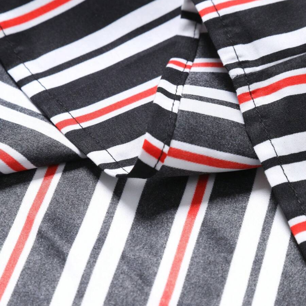 Detalhe do tecido da Camisa Vinser Aracaju listrada preta, branca e vermelha