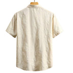 Vista traseira da Camisa Vinser Areia na cor bege claro com textura discreta em relevo, manga curta, tecido leve e acabamento refinado para um visual elegante e confortável.