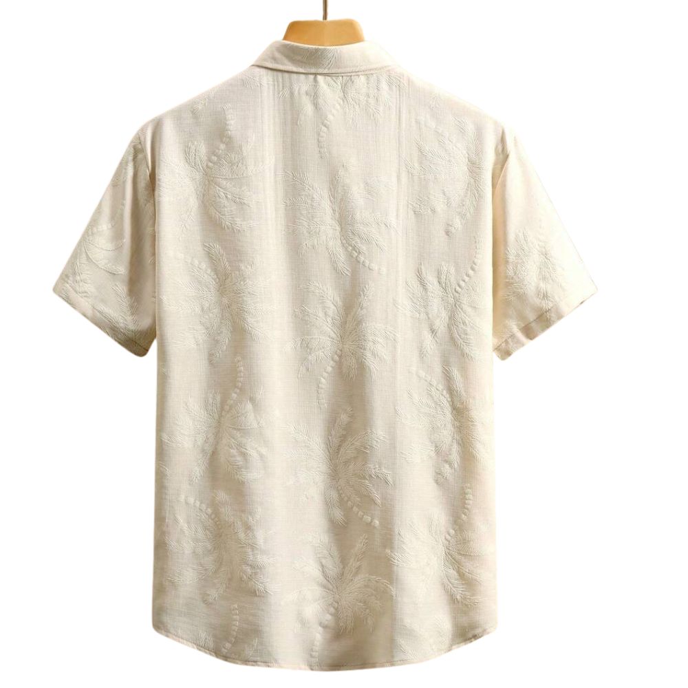 Vista traseira da Camisa Vinser Areia na cor bege claro com textura discreta em relevo, manga curta, tecido leve e acabamento refinado para um visual elegante e confortável.