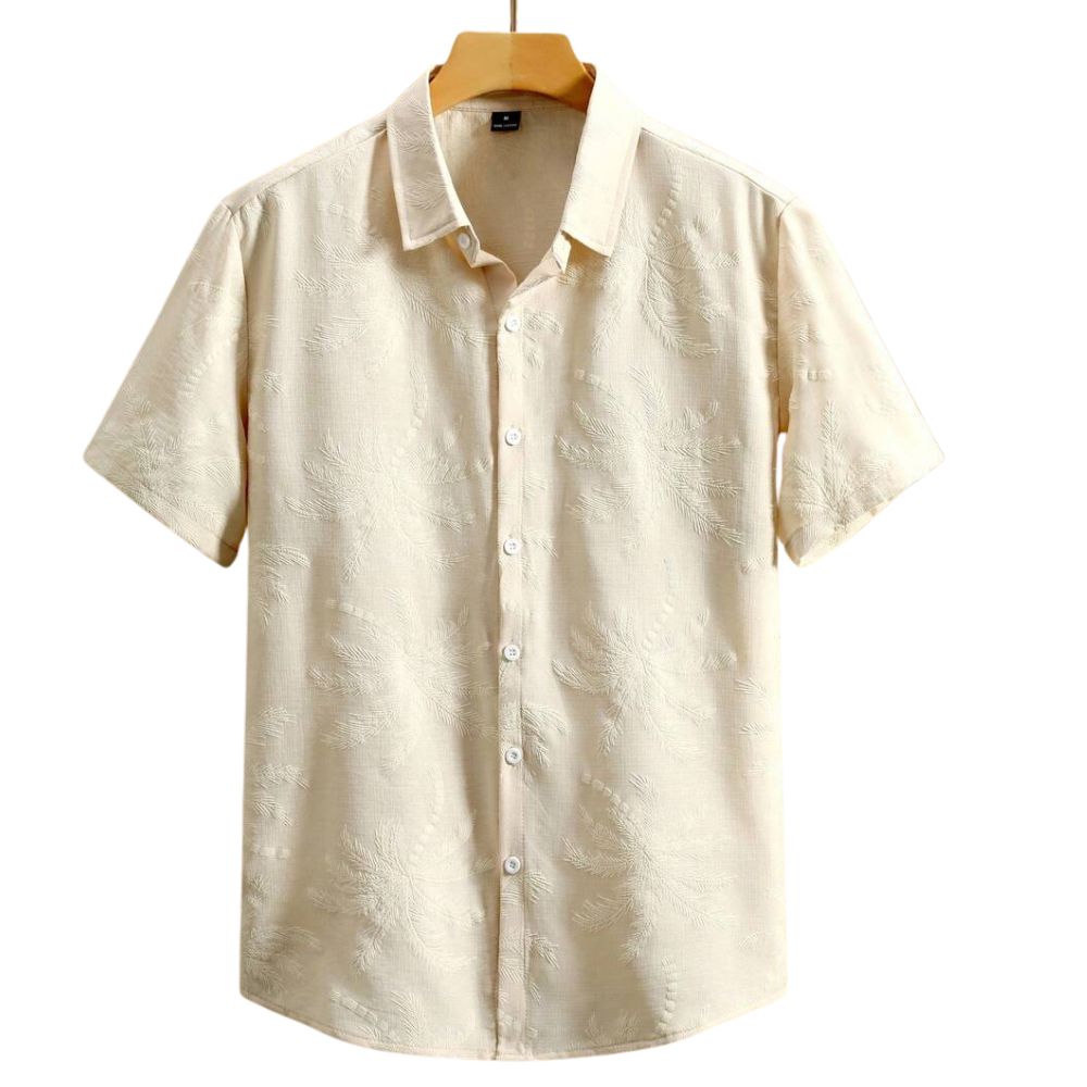 Vista frontal da Camisa Vinser Areia em tom bege-claro com textura discreta em relevo, manga curta, gola tradicional e caimento leve, confeccionada em tecido confortável, ideal para um visual elegante, leve e sofisticado.