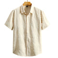 Vista frontal da Camisa Vinser Areia em tom bege-claro com textura discreta em relevo, manga curta, gola tradicional e caimento leve, confeccionada em tecido confortável, ideal para um visual elegante, leve e sofisticado.