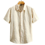 Vista frontal da Camisa Vinser Areia em tom bege-claro com textura discreta em relevo, manga curta, gola tradicional e caimento leve, confeccionada em tecido confortável, ideal para um visual elegante, leve e sofisticado.