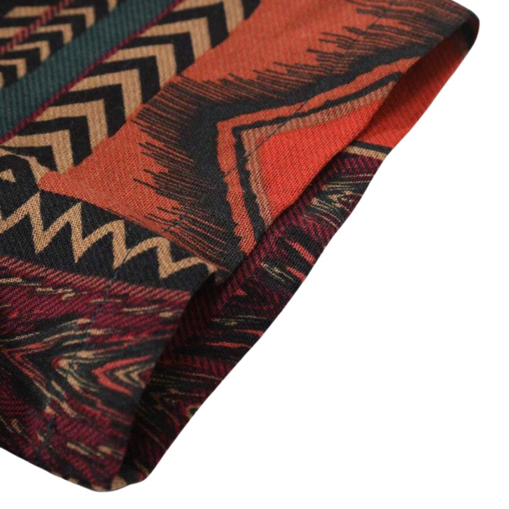 Detalhe da manga da camisa masculina Vinser Armação com estampa geométrica em tons de verde, terracota, bege e preto.
