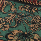 Detalhe da estampa floral e geométrica da camisa masculina Vinser Armação em verde, bege e preto.