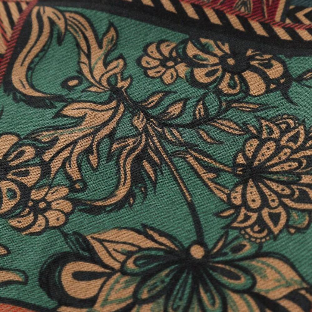 Detalhe da estampa floral e geométrica da camisa masculina Vinser Armação em verde, bege e preto.