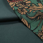 Detalhe do tecido da camisa masculina Vinser Armação, mostrando a combinação de tecido verde liso com painel estampado floral.