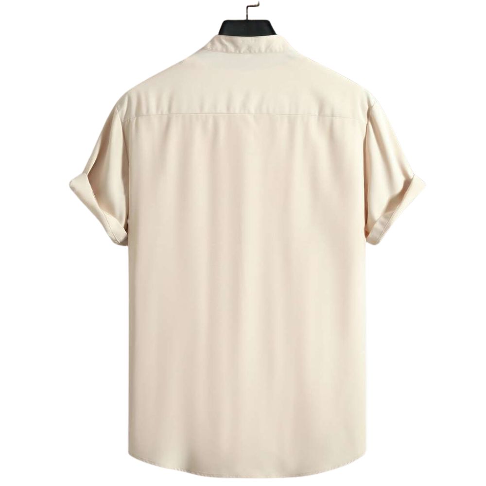Vista traseira da Camisa Vinser Atacama na cor bege claro, com modelagem de manga curta, caimento leve, tecido respirável e acabamento refinado, ideal para um visual casual elegante e sofisticado.