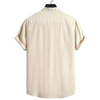 Vista traseira da Camisa Vinser Atacama na cor bege claro, com modelagem de manga curta, caimento leve, tecido respirável e acabamento refinado, ideal para um visual casual elegante e sofisticado.