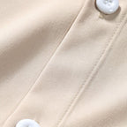Detalhe do botão da Camisa Vinser Atacama, destacando os botões resistentes, as costuras reforçadas, o acabamento refinado e o tecido leve na cor bege claro, evidenciando a qualidade premium da peça.