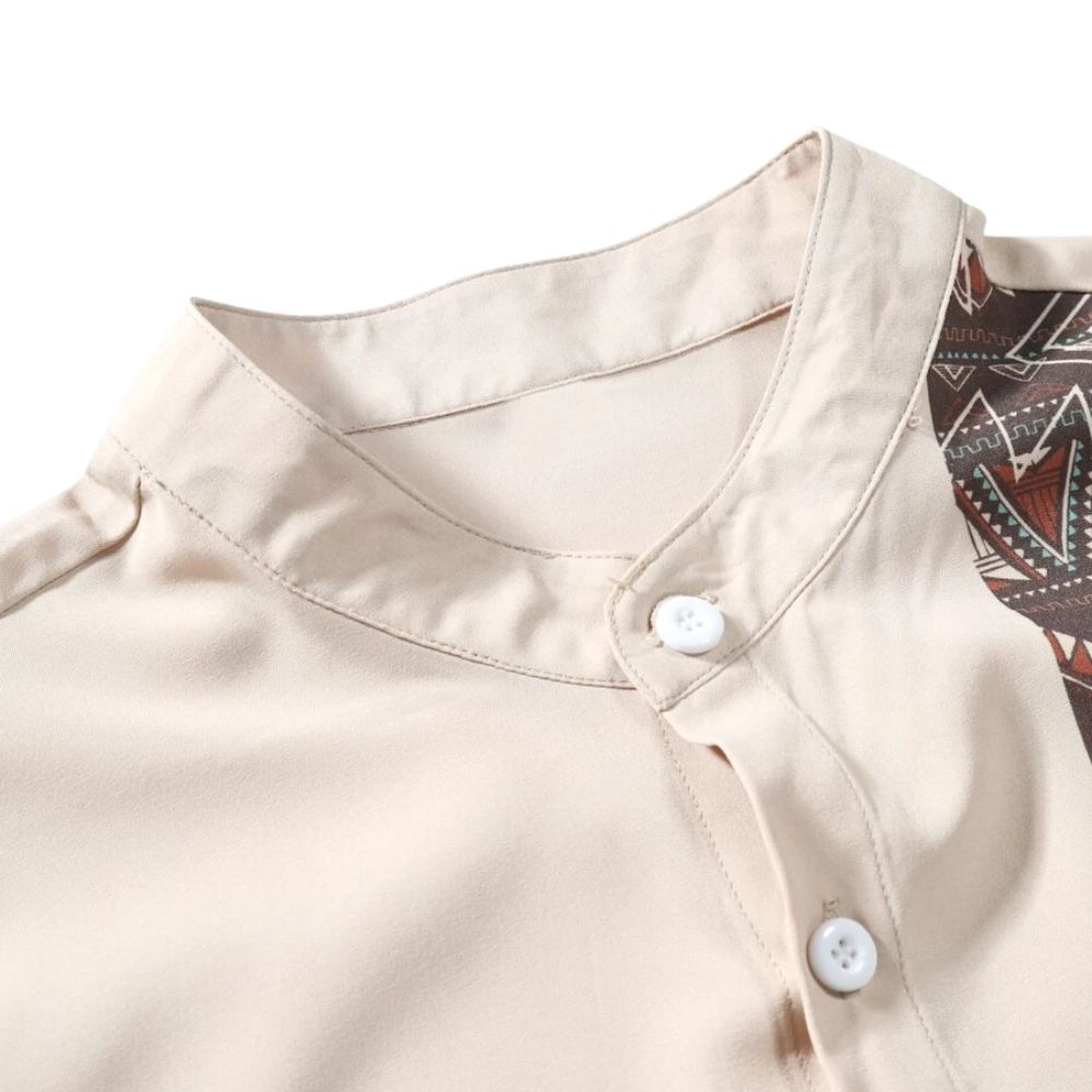 Detalhe da gola da Camisa Vinser Atacama, destacando o colarinho estilo padre, os botões brancos, o acabamento refinado e o tecido leve na cor bege claro, evidenciando a qualidade premium da peça.