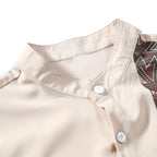 Detalhe da gola da Camisa Vinser Atacama, destacando o colarinho estilo padre, os botões brancos, o acabamento refinado e o tecido leve na cor bege claro, evidenciando a qualidade premium da peça.