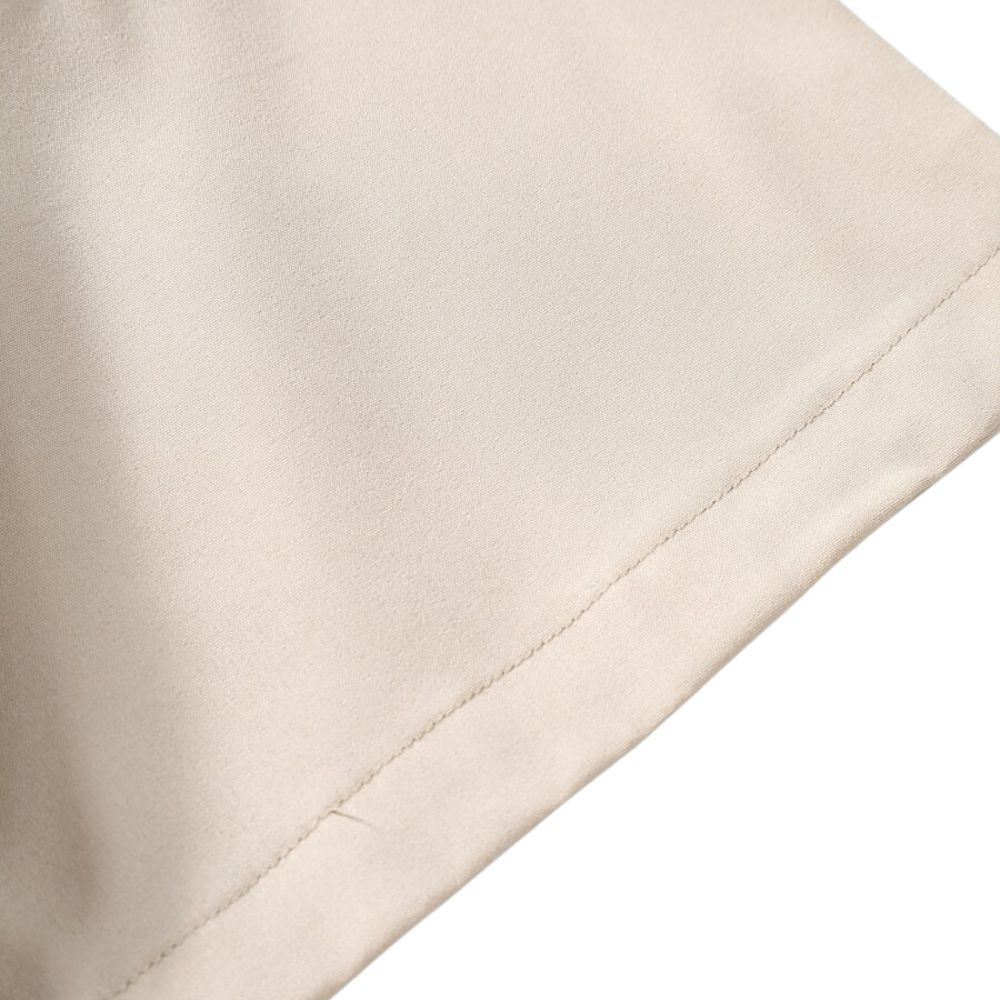 Detalhe da manga da Camisa Vinser Atacama, destacando o acabamento dobrado, as costuras reforçadas e o tecido leve na cor bege claro, proporcionando conforto e um visual elegante.