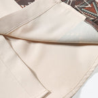 Detalhe do tecido da Camisa Vinser Atacama, destacando a textura suave, o acabamento refinado e o tecido leve e respirável na cor bege claro, proporcionando conforto e elegância para o dia a dia.