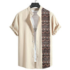 Vista frontal da Camisa Vinser Atacama em tom bege com detalhe lateral em estampa geométrica étnica, manga curta, gola padre e caimento leve, ideal para um visual moderno, elegante e confortável.
