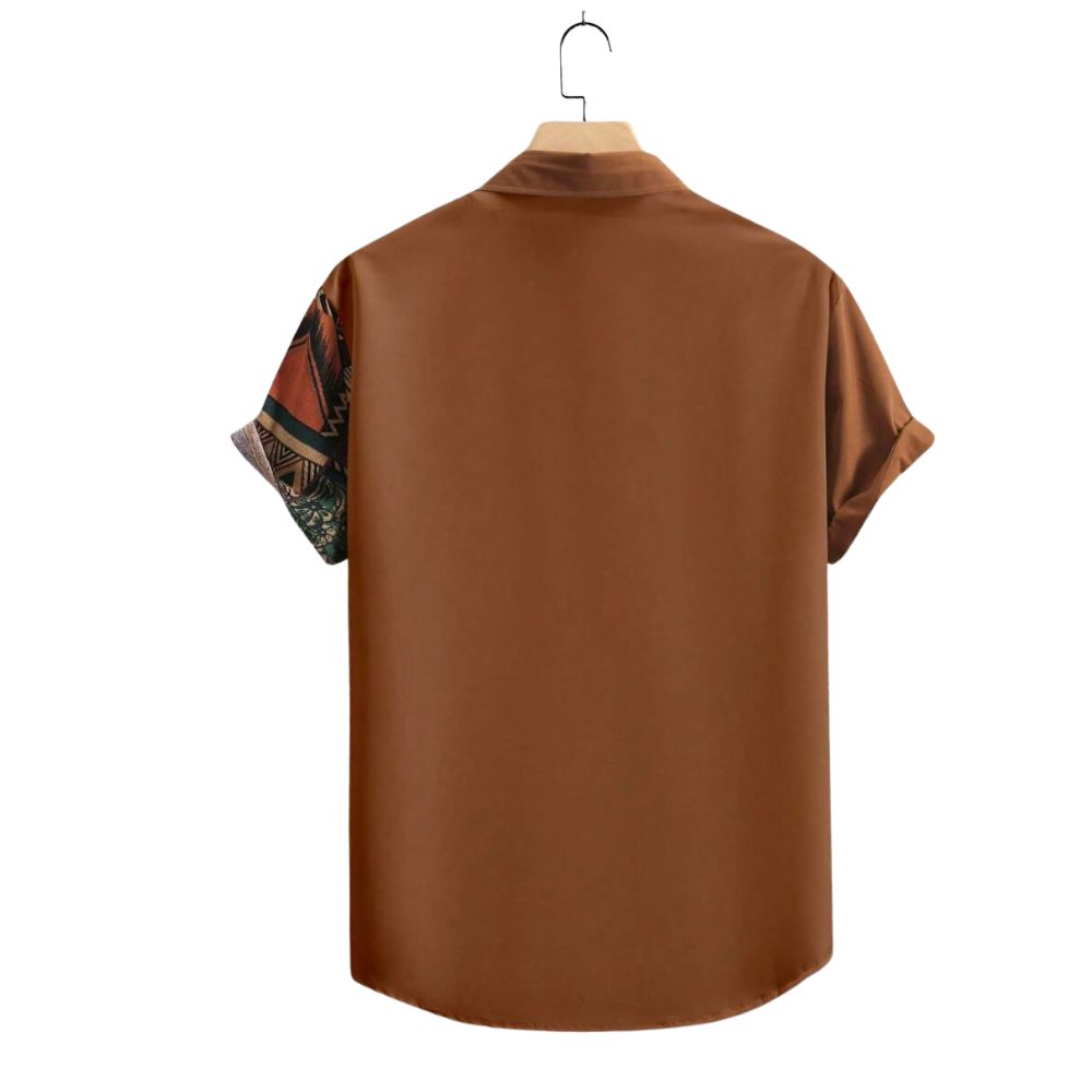 Camisa masculina Vinser Atins marrom vista de costas, com detalhe da estampa geométrica aparecendo na lateral das mangas.