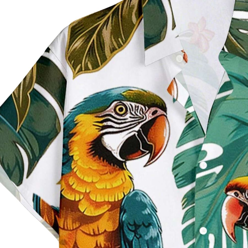 Detalhe da camisa masculina Vinser Atins com estampa tropical de araras e folhagens.