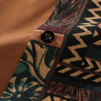 Detalhe da camisa masculina Vinser Atins em tecido marrom com estampa geométrica e botão preto.