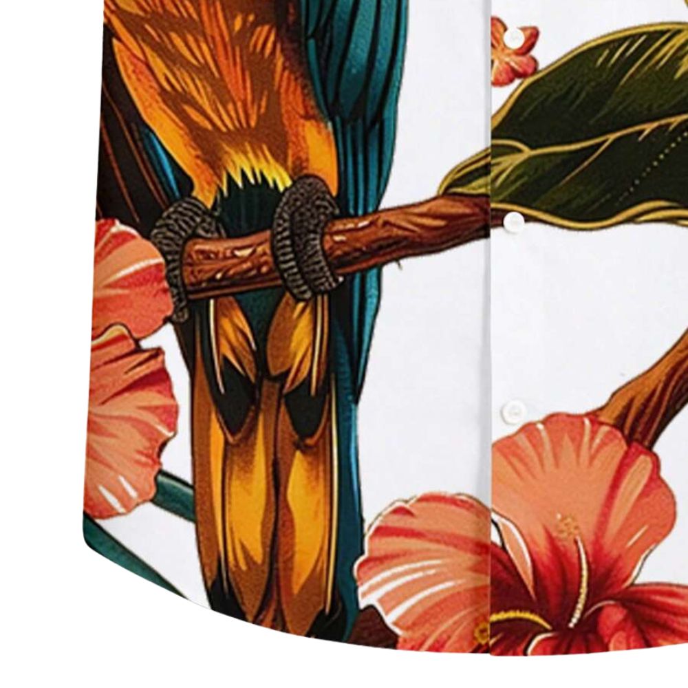 Detalhe da camisa masculina Vinser Atins com estampa tropical de arara, flores e folhas.