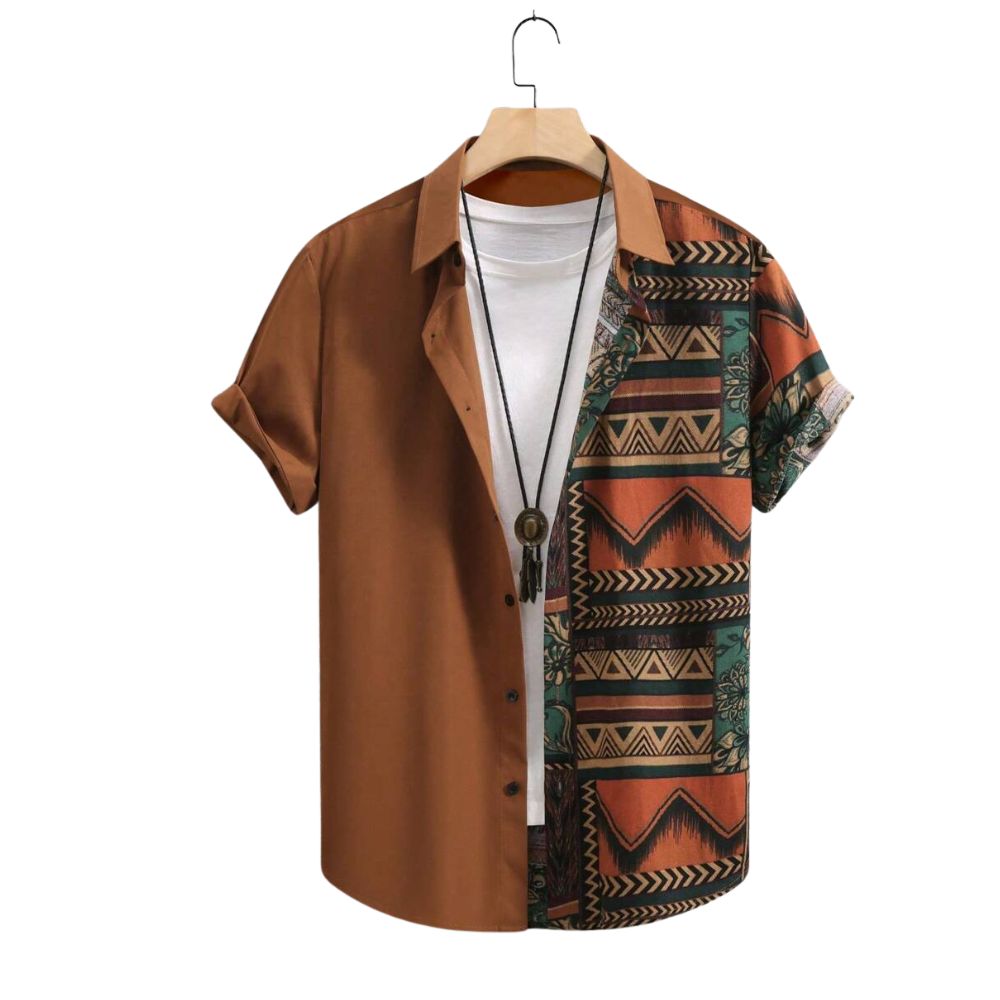 Camisa masculina Vinser Atins marrom com estampa geométrica e floral em tons de verde, terracota, bege e preto em uma das laterais frontais.