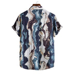 Vista traseira da Camisa Vinser Azul Atlântico, com estampa abstrata inspirada nas ondas do mar em tons de azul, branco, cinza e dourado, manga curta e caimento leve.