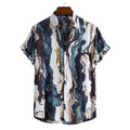 Vista frontal da Camisa Vinser Azul Atlântico, com estampa abstrata inspirada nas ondas do mar em tons de azul, branco, cinza e dourado, modelagem de manga curta e caimento leve.