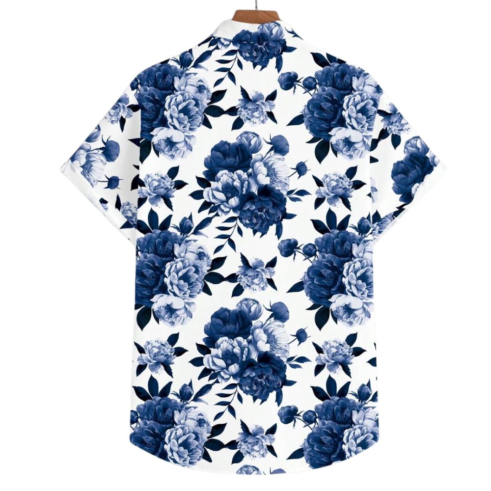 Vista traseira da Camisa Vinser Azul Imperial, com estampa floral em tons de azul sobre fundo branco, manga curta, tecido leve e acabamento premium.