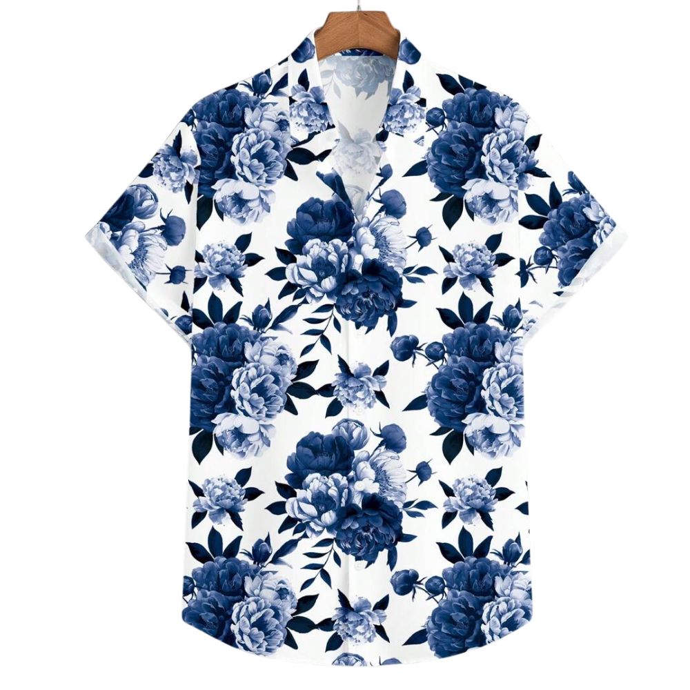 Vista frontal da Camisa Vinser Azul Imperial, com estampa floral em tons de azul sobre fundo branco, destacando a modelagem de manga curta, o caimento leve e o acabamento premium da peça.