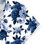 Close da gola e da manga da Camisa Vinser Azul Imperial, destacando a estampa floral em tons de azul, o tecido leve e o acabamento premium.
