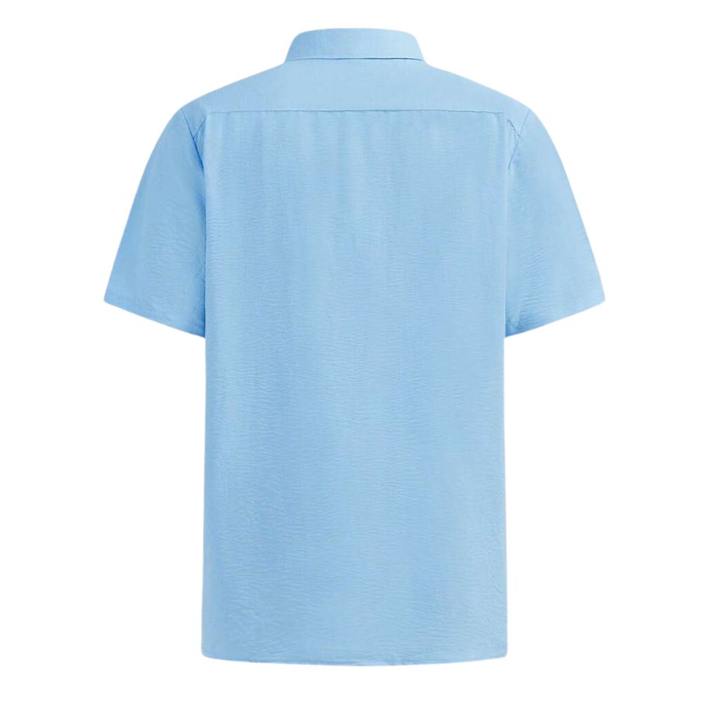Vista traseira da Camisa Vinser Azur na cor azul-claro, manga curta, tecido leve com caimento confortável e acabamento refinado para um visual casual sofisticado.