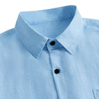 Detalhe da gola da Camisa Vinser Azur na cor azul-claro, destacando o acabamento refinado, a costura de alta qualidade e o tecido leve com textura suave.