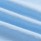 Detalhe do tecido da Camisa Vinser Azur em azul-claro, destacando a textura suave, o acabamento refinado e o tecido leve e respirável para máximo conforto.