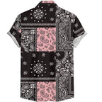 Vista traseira da Camisa Vinser Bandol com estampa patchwork bandana em preto, branco e rosa, modelagem de manga curta, gola tradicional e caimento leve, destacando o acabamento refinado e o design moderno.